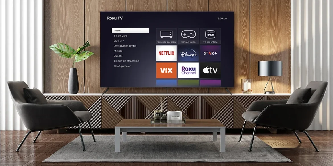 Sala moderna con un televisor Roku TV encendido mostrando las aplicaciones de streaming como Netflix, Disney+, ViX, Roku Channel y Apple TV.