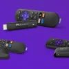 Dispositivos de streaming Roku en promoción durante el Hot Sale 2025: Roku Express, Roku Express 4K y Roku Streaming Stick 4K, acompañados de sus controles remotos sobre un fondo púrpura distintivo de la marca.