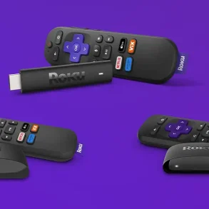 Dispositivos de streaming Roku en promoción durante el Hot Sale 2025: Roku Express, Roku Express 4K y Roku Streaming Stick 4K, acompañados de sus controles remotos sobre un fondo púrpura distintivo de la marca.