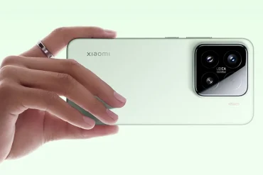 Primer plano del Xiaomi 15 en color verde claro, sostenido en posición horizontal por una mano. Se destaca el módulo de triple cámara con lentes Leica, que refleja la apuesta de la marca por la fotografía móvil profesional y el diseño minimalista.