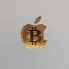 Logotipo de Apple con diseño dorado de circuito electrónico y símbolo de Bitcoin al centro, representando la integración de pagos cripto en el ecosistema iOS.