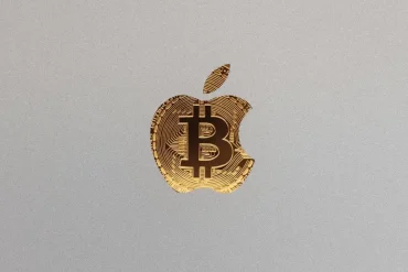 Logotipo de Apple con diseño dorado de circuito electrónico y símbolo de Bitcoin al centro, representando la integración de pagos cripto en el ecosistema iOS.