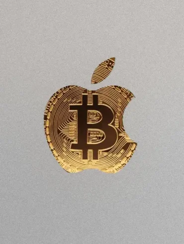 Logotipo de Apple con diseño dorado de circuito electrónico y símbolo de Bitcoin al centro, representando la integración de pagos cripto en el ecosistema iOS.