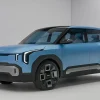 Vista frontal del Kia Concept EV2, un SUV eléctrico compacto de diseño futurista en color azul mate, con iluminación LED vertical y líneas geométricas que reflejan el nuevo lenguaje de diseño de Kia enfocado en sostenibilidad y movilidad urbana.