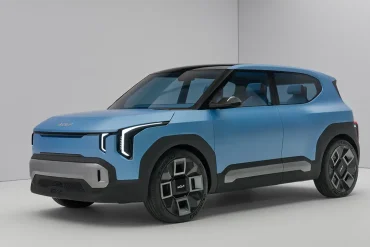 Vista frontal del Kia Concept EV2, un SUV eléctrico compacto de diseño futurista en color azul mate, con iluminación LED vertical y líneas geométricas que reflejan el nuevo lenguaje de diseño de Kia enfocado en sostenibilidad y movilidad urbana.