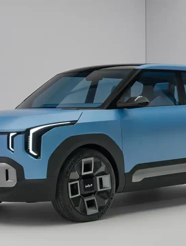 Vista frontal del Kia Concept EV2, un SUV eléctrico compacto de diseño futurista en color azul mate, con iluminación LED vertical y líneas geométricas que reflejan el nuevo lenguaje de diseño de Kia enfocado en sostenibilidad y movilidad urbana.