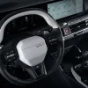 Volante del Kia K4 2025 con diseño bicolor, controles multifunción integrados y pantalla digital panorámica al fondo, destacando la experiencia de usuario intuitiva reconocida por Wards como una de las mejores del año.