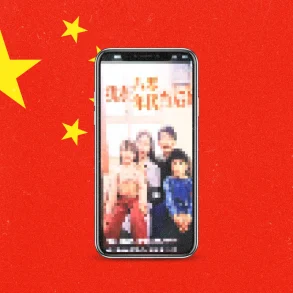Teléfono móvil mostrando una serie china en formato vertical, sobre fondo con la bandera de China, representando el auge de los microdramas asiáticos en plataformas digitales.