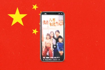 Teléfono móvil mostrando una serie china en formato vertical, sobre fondo con la bandera de China, representando el auge de los microdramas asiáticos en plataformas digitales.