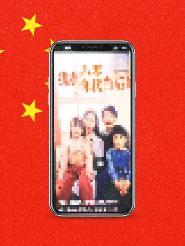 Teléfono móvil mostrando una serie china en formato vertical, sobre fondo con la bandera de China, representando el auge de los microdramas asiáticos en plataformas digitales.