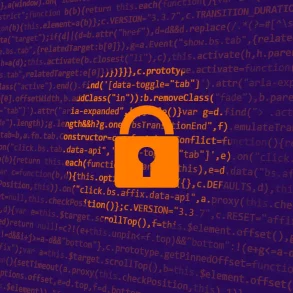 Candado blanco sobre fondo de código JavaScript, simbolizando seguridad digital y protección contra amenazas informáticas.