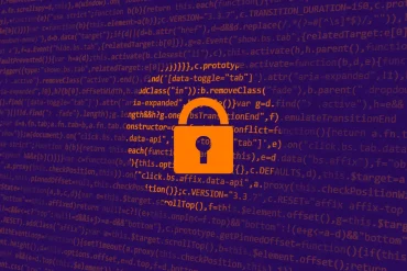 Candado blanco sobre fondo de código JavaScript, simbolizando seguridad digital y protección contra amenazas informáticas.