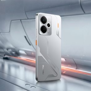 Vista trasera del smartphone realme 14 5G en color Mecha Silver, con diseño futurista y acabado metálico, ideal para gaming y uso extremo.