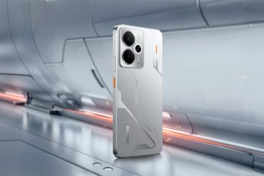 Vista trasera del smartphone realme 14 5G en color Mecha Silver, con diseño futurista y acabado metálico, ideal para gaming y uso extremo.