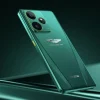 Imagen del realme GT 7 Dream Edition en acabado verde metálico, con el emblema de Aston Martin Formula One Team en la parte trasera y diseño aerodinámico.