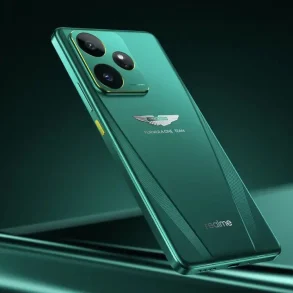 Imagen del realme GT 7 Dream Edition en acabado verde metálico, con el emblema de Aston Martin Formula One Team en la parte trasera y diseño aerodinámico.