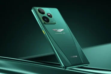 Imagen del realme GT 7 Dream Edition en acabado verde metálico, con el emblema de Aston Martin Formula One Team en la parte trasera y diseño aerodinámico.