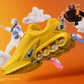 Sneaker amarilla de la colección Nike x LEGO flota sobre un fondo naranja, acompañada por minifiguras espaciales y adolescentes que representan movimiento, creatividad y cultura juvenil.