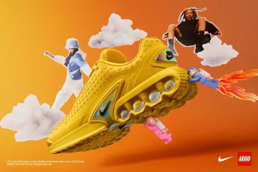Sneaker amarilla de la colección Nike x LEGO flota sobre un fondo naranja, acompañada por minifiguras espaciales y adolescentes que representan movimiento, creatividad y cultura juvenil.