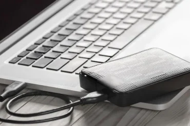 Disco duro externo conectado a una MacBook mediante cable USB