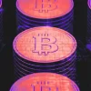 Representación artística de múltiples monedas de Bitcoin apiladas con un efecto visual en tonos neón púrpura y naranja, simbolizando el auge del mercado cripto tras alcanzar un nuevo máximo histórico en julio de 2025.