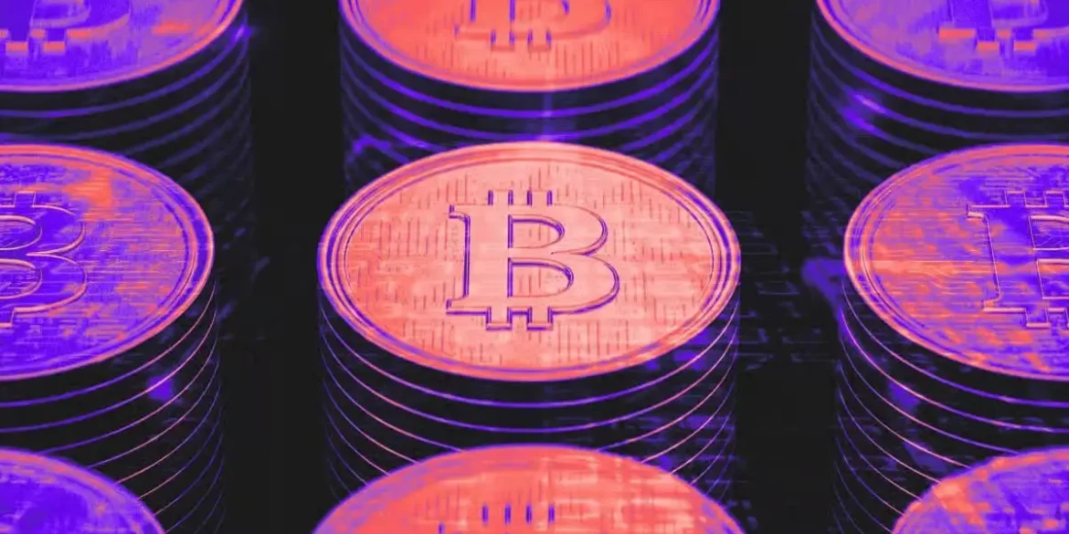 Representación artística de múltiples monedas de Bitcoin apiladas con un efecto visual en tonos neón púrpura y naranja, simbolizando el auge del mercado cripto tras alcanzar un nuevo máximo histórico en julio de 2025.