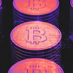 Representación artística de múltiples monedas de Bitcoin apiladas con un efecto visual en tonos neón púrpura y naranja, simbolizando el auge del mercado cripto tras alcanzar un nuevo máximo histórico en julio de 2025.