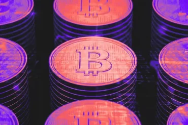 Representación artística de múltiples monedas de Bitcoin apiladas con un efecto visual en tonos neón púrpura y naranja, simbolizando el auge del mercado cripto tras alcanzar un nuevo máximo histórico en julio de 2025.