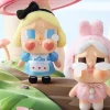Dos figuras coleccionables de la serie Cry Babies de Pop Mart, diseñadas por la artista Molly, se exhiben sobre un sendero fantástico con hongos gigantes y paisajes de cuento. Ambas figuras muestran expresiones melancólicas y detalles artesanales distintivos.