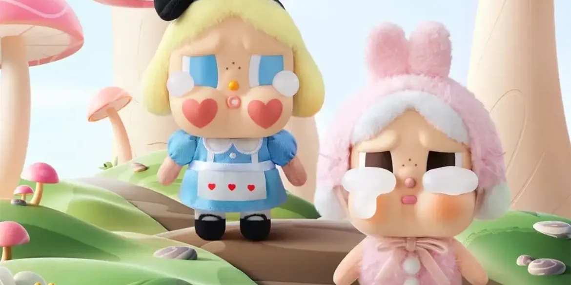 Dos figuras coleccionables de la serie Cry Babies de Pop Mart, diseñadas por la artista Molly, se exhiben sobre un sendero fantástico con hongos gigantes y paisajes de cuento. Ambas figuras muestran expresiones melancólicas y detalles artesanales distintivos.