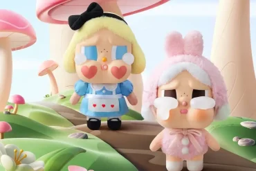 Dos figuras coleccionables de la serie Cry Babies de Pop Mart, diseñadas por la artista Molly, se exhiben sobre un sendero fantástico con hongos gigantes y paisajes de cuento. Ambas figuras muestran expresiones melancólicas y detalles artesanales distintivos.