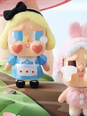 Dos figuras coleccionables de la serie Cry Babies de Pop Mart, diseñadas por la artista Molly, se exhiben sobre un sendero fantástico con hongos gigantes y paisajes de cuento. Ambas figuras muestran expresiones melancólicas y detalles artesanales distintivos.