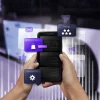 Persona usando un smartphone con íconos flotantes de seguridad, comercio electrónico y calificaciones, representando funciones digitales seguras.
