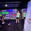 Entrenamiento funcional en Hell & Heaven Studio con el programa Active Rings de Huawei. Atletas realizan ejercicios de fuerza y resistencia en un entorno urbano con grafitis, mientras al fondo se observa un banner oficial del evento con el logo de la campaña.
