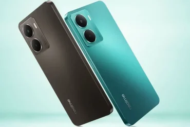 Vista posterior del realme P3 5G en colores negro y verde aqua, mostrando su diseño delgado, acabado metálico y doble módulo de cámara con bordes curvos y elegantes.