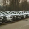 Fila de autos seminuevos estacionados en un lote automotriz, listos para revisión o venta en Querétaro, México.