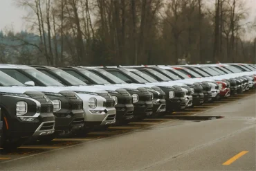 Fila de autos seminuevos estacionados en un lote automotriz, listos para revisión o venta en Querétaro, México.