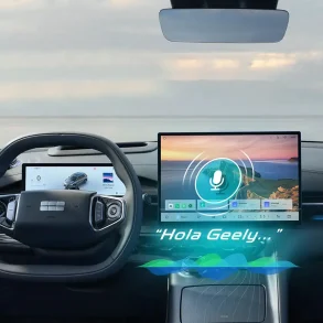 Interior del Geely EX5 mostrando pantalla central con comando de voz activo y volante digitalizado.