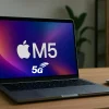 MacBook Pro con chip Apple M5 y conectividad 5G integrada mostrado en un entorno de trabajo minimalista. La imagen ilustra el próximo salto de Apple hacia portátiles con internet móvil propio, sin depender de redes Wi-Fi, reforzando movilidad y productividad profesional.”