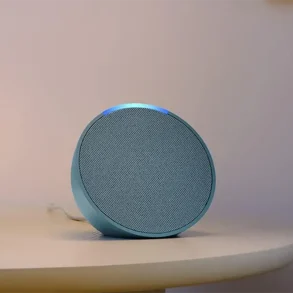 Altavoz inteligente Alexa en mesa auxiliar, diseñado para apoyar en el regreso a clases con funciones académicas y de organización.