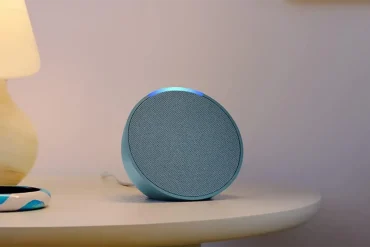 Altavoz inteligente Alexa en mesa auxiliar, diseñado para apoyar en el regreso a clases con funciones académicas y de organización.