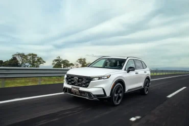 Honda CR-V 2026 en color blanco circulando en carretera, destacando su renovado diseño frontal con parrilla negra y faros LED estilizados. La SUV combina elegancia, robustez y tecnología avanzada, consolidándose como una de las más seguras y completas de su segmento.
