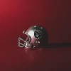 Casco oficial de los Raiders de Las Vegas sobre una superficie roja, representando la identidad del equipo de la NFL. Imagen utilizada para promocionar la transmisión gratuita de sus partidos de pretemporada en México a través de LG Channels y Canal 6.