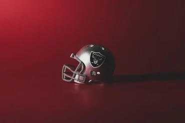 Casco oficial de los Raiders de Las Vegas sobre una superficie roja, representando la identidad del equipo de la NFL. Imagen utilizada para promocionar la transmisión gratuita de sus partidos de pretemporada en México a través de LG Channels y Canal 6.