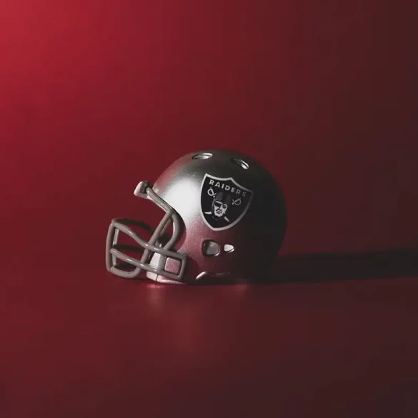 Casco oficial de los Raiders de Las Vegas sobre una superficie roja, representando la identidad del equipo de la NFL. Imagen utilizada para promocionar la transmisión gratuita de sus partidos de pretemporada en México a través de LG Channels y Canal 6.