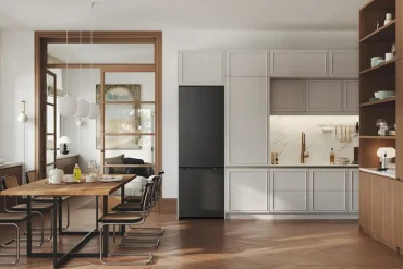 Cocina moderna europea con un refrigerador LG Fit & Max de diseño empotrado en acabado negro mate, integrado entre gabinetes blancos. El espacio combina elegancia, funcionalidad y eficiencia energética, reflejando la propuesta presentada por LG en IFA 2025.