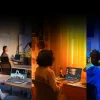 Estudiantes y jóvenes usan laptops NVIDIA GeForce RTX para estudiar, crear contenido y jugar con gráficos avanzados en distintos entornos académicos y creativos.