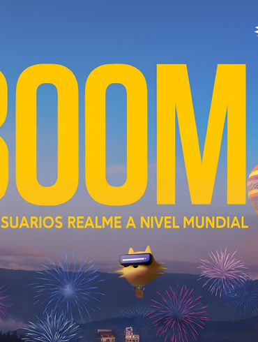 Imagen promocional de realme celebrando 300 millones de usuarios globales. Incluye globos aerostáticos, fuegos artificiales y figuras de gato con visor VR sobre un skyline urbano al atardecer, junto a logotipos de la marca y del 828 Realme Fan Festival.