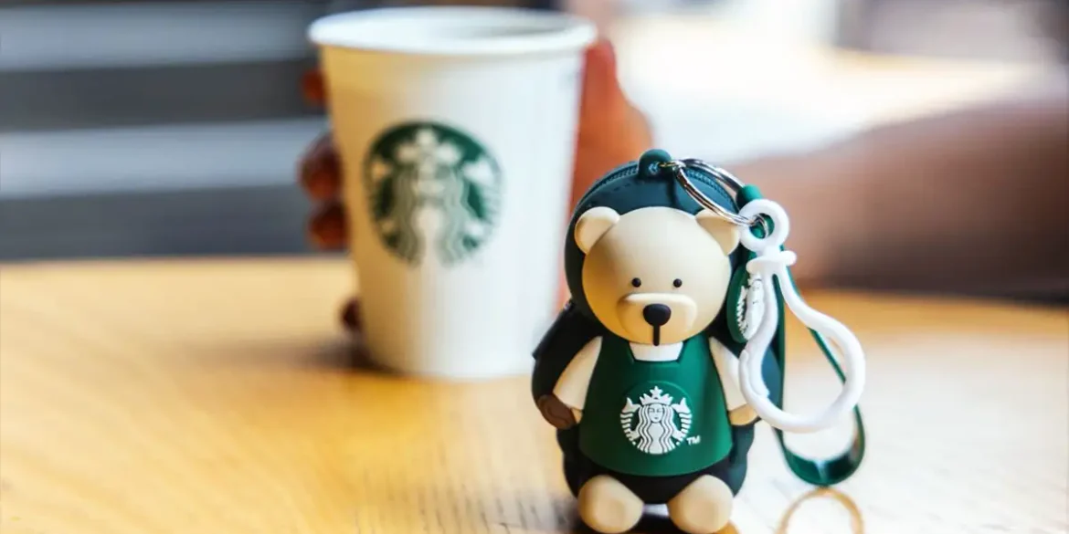 Llavero barista edición especial de Starbucks México 2025 junto a un café, símbolo de la campaña “Todos Sembramos Café”.
