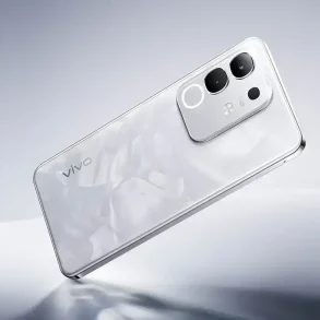 Vista posterior del smartphone vivo Y29 en color Blanco Nube, mostrando su acabado perlado y módulo de cámara doble con patrón de diamante. Diseño premium y elegante, con marco metálico y detalles que reflejan su combinación de resistencia de grado militar y estilo sofisticado.